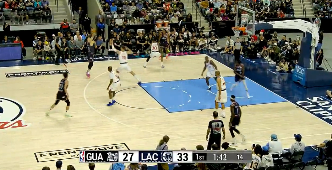 状态不错！广州龙狮首节命中6记三分，单节仅落后快船3分