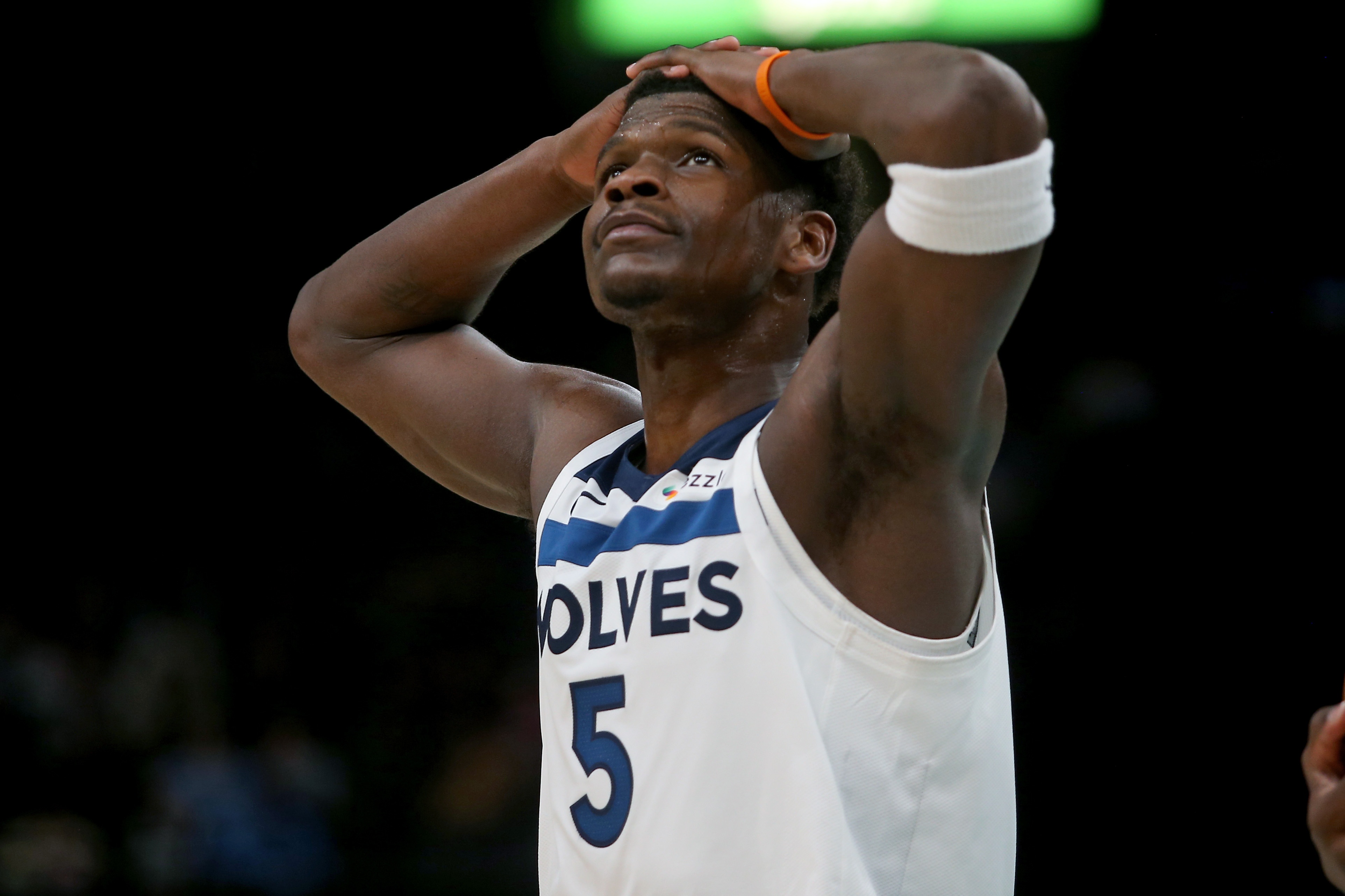 博鱼电竞-毫无状态！爱德华兹15中3&amp;三分球7中0仅拿8分2板3助2断1帽